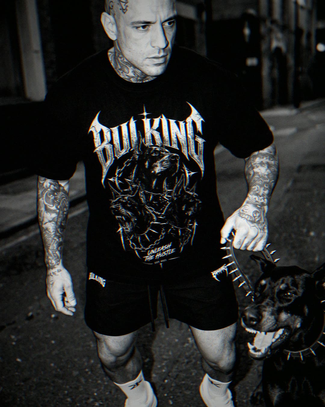 Camiseta Oversized Cerberus preta com doberman de coleira